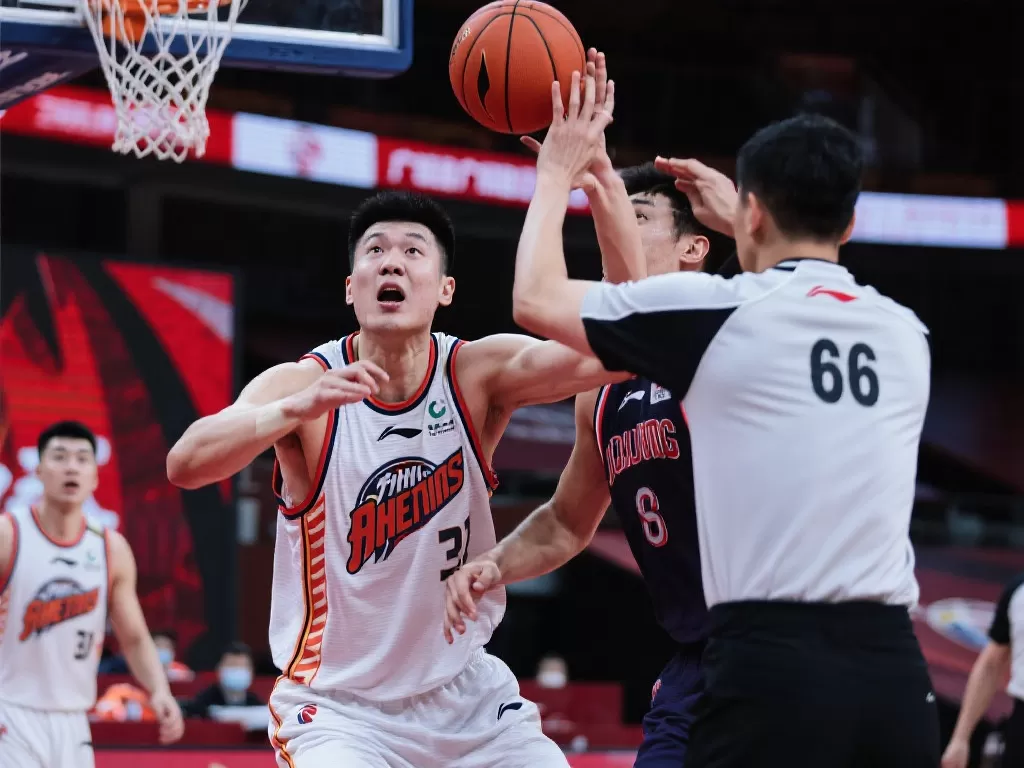 李炎哲篮板争夺中犯规，6次犯规满额无奈离场